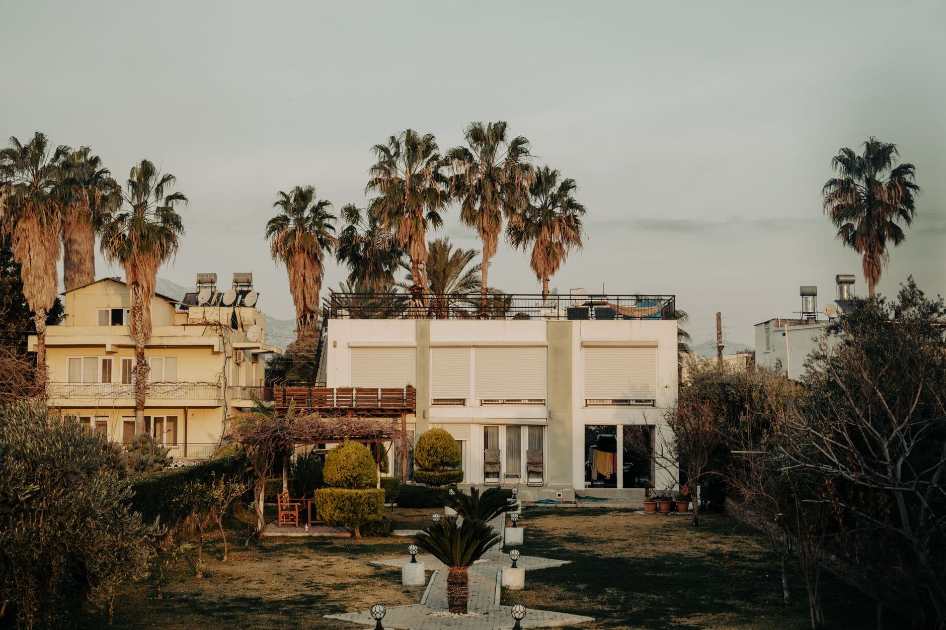 Jardín y casas de un vecindario al atardecer